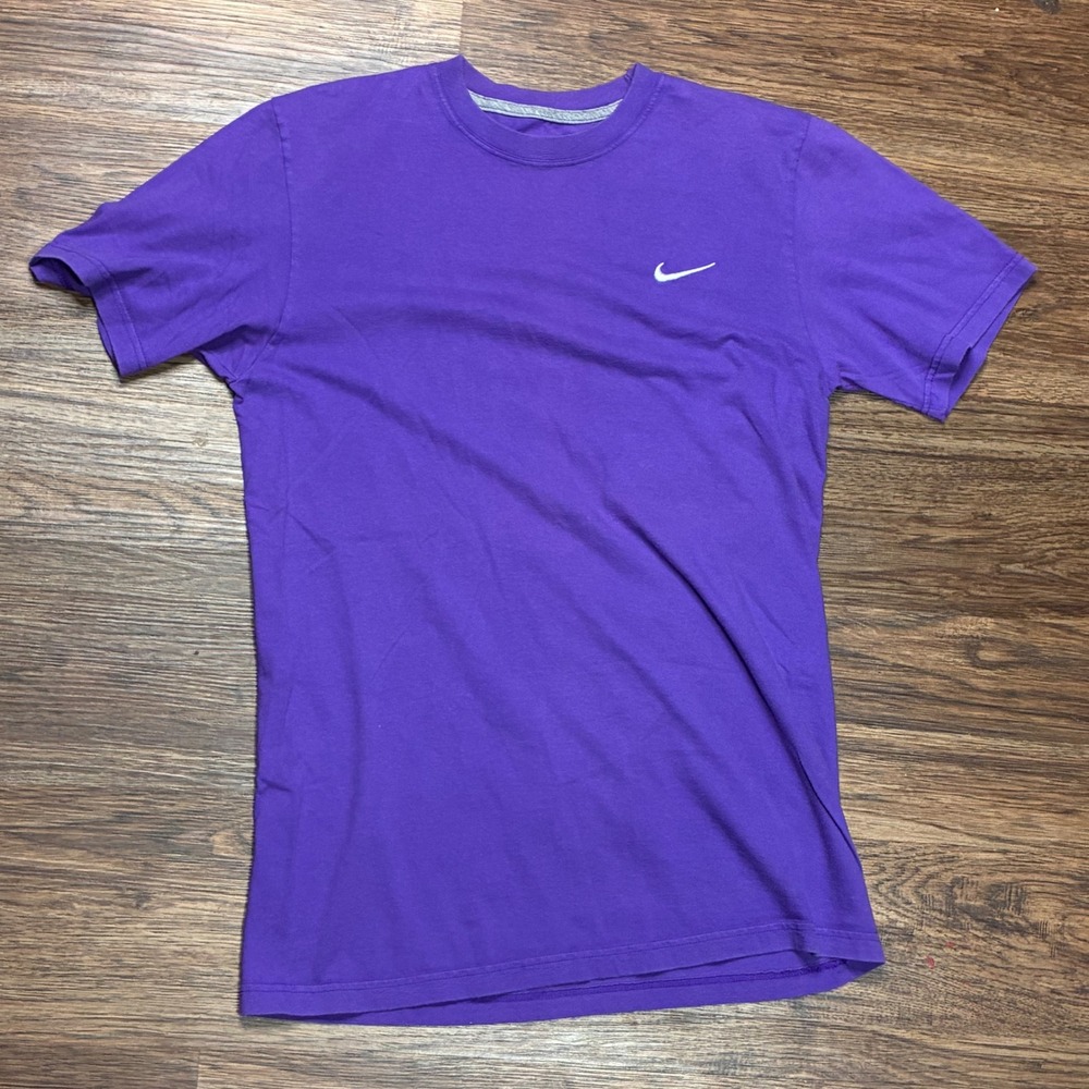 Nike T-Shirt Mens Medium Purple Regular Fit Embroidered Swoosh Tee